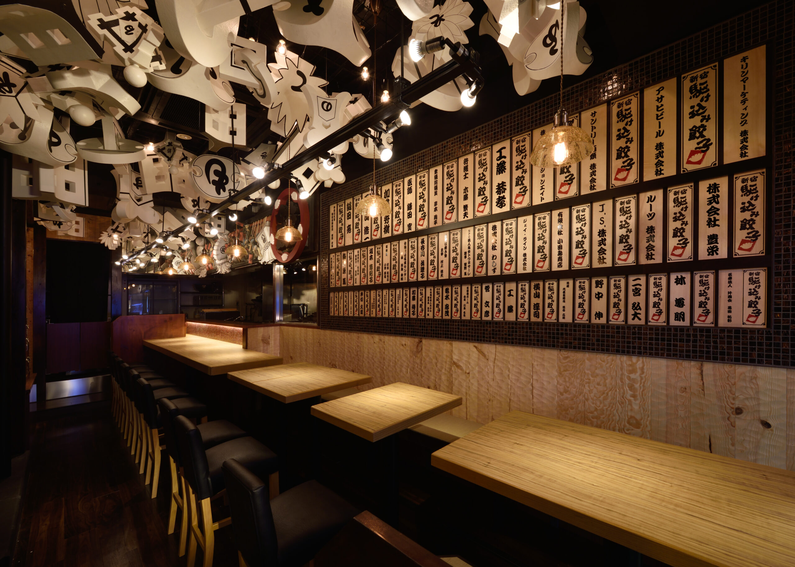 KARAOKE X 池袋西口店のシャンデリアとソファー席