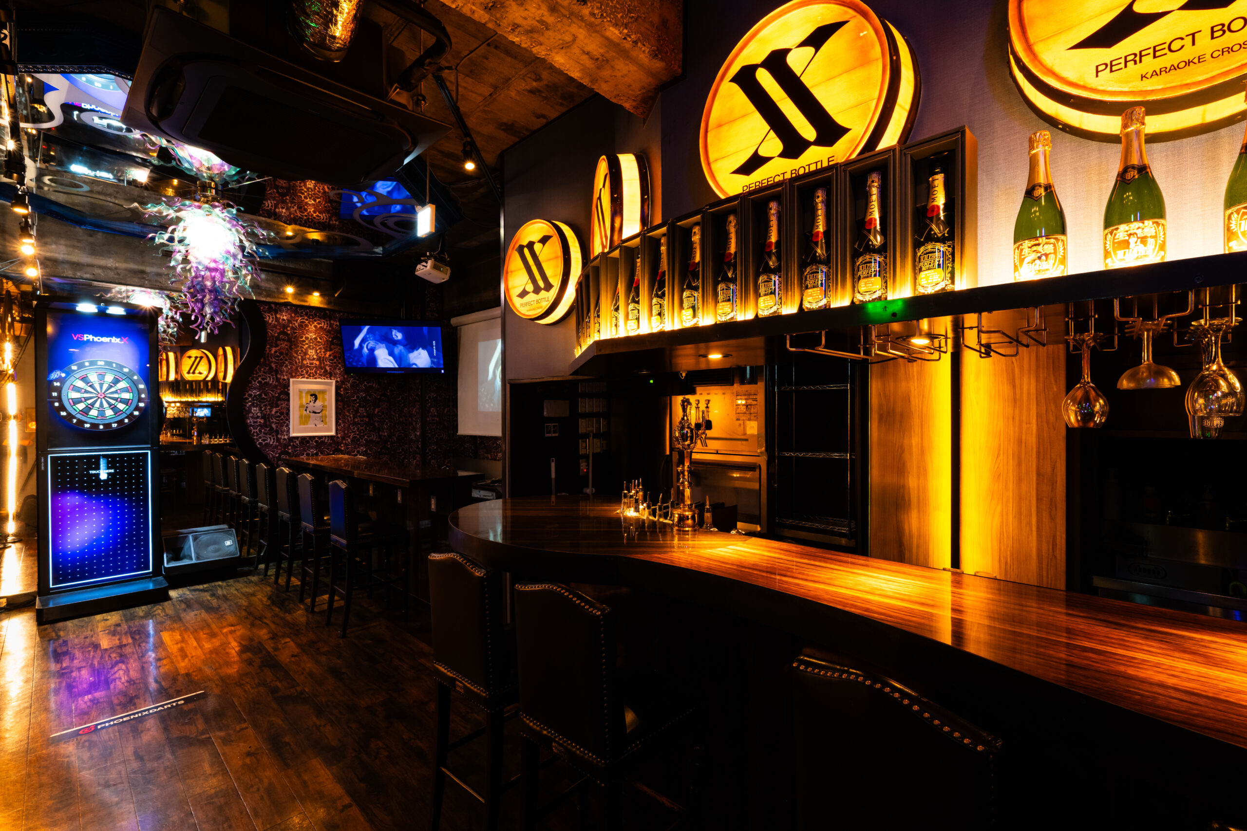 KARAOKE X 池袋西口店の店内。XXロゴのカウンター