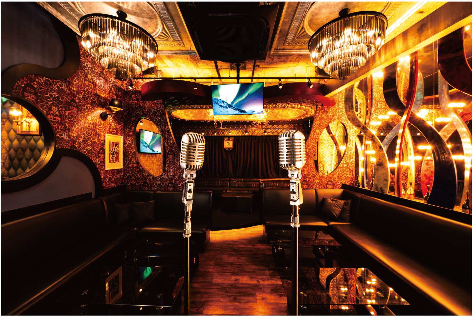 KARAOKE X 池袋西口店のソファー席とマイク