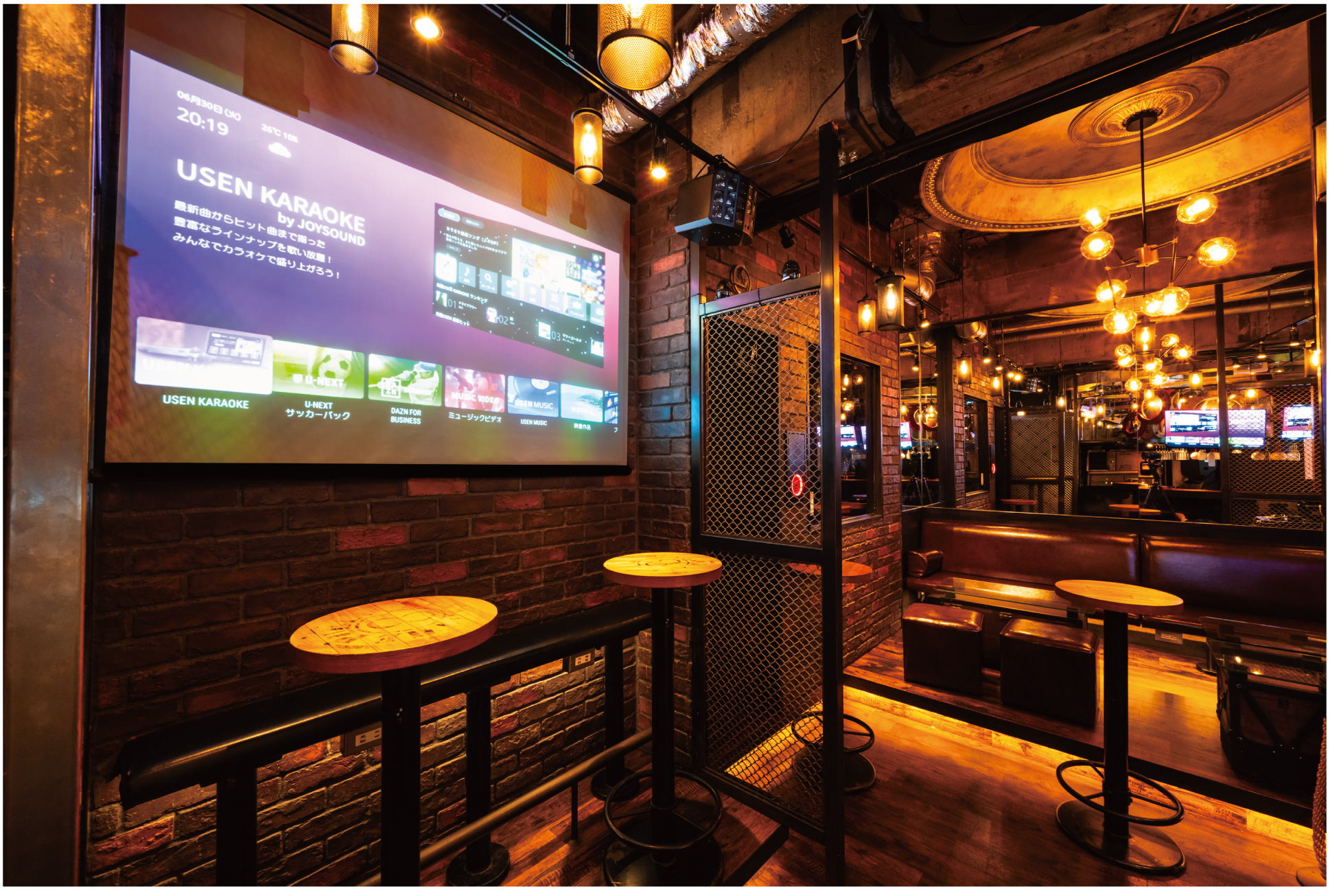 KARAOKE X 池袋西口店の個室 大型スクリーンとソファー席