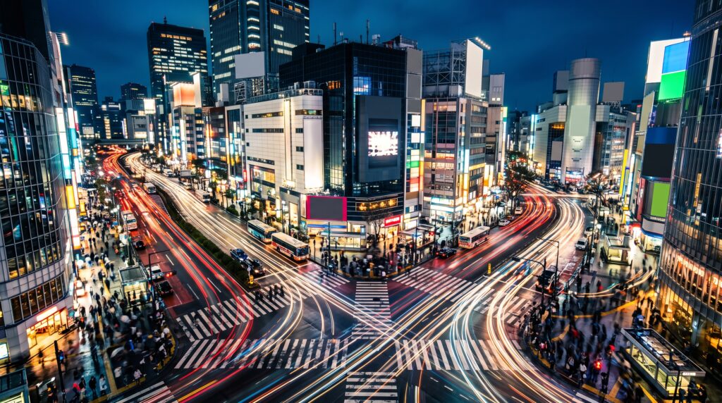 夜の渋谷スクランブル交差点と行き交う人々